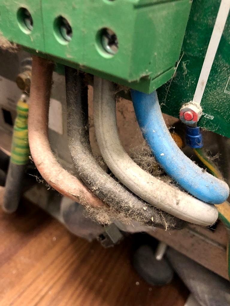 Power continuity dusty ups wires