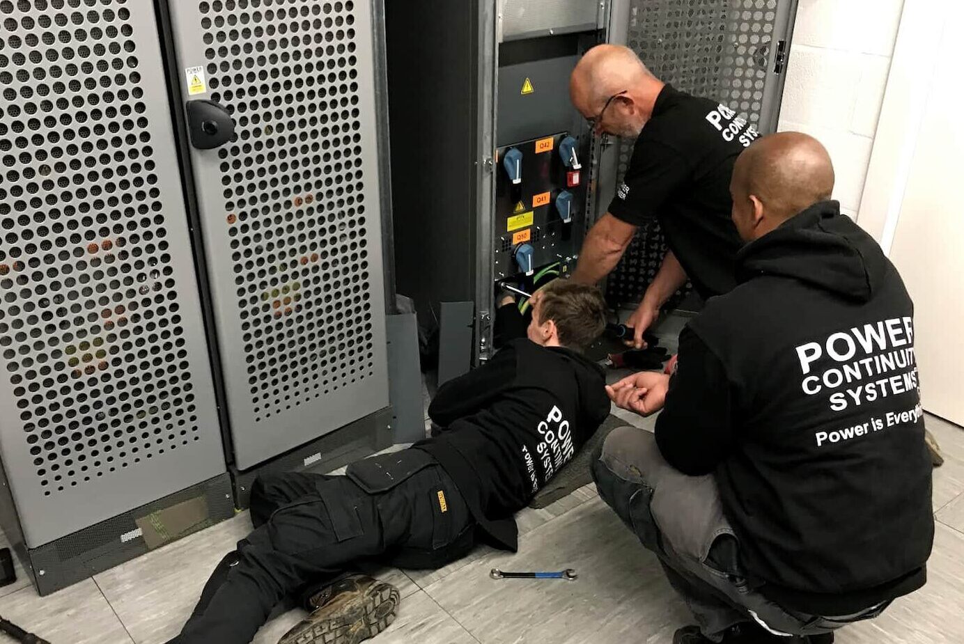 Power continuity engineers decommissioning a ups