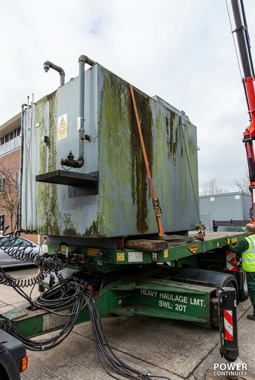 Power continuity fuel tank on low loader